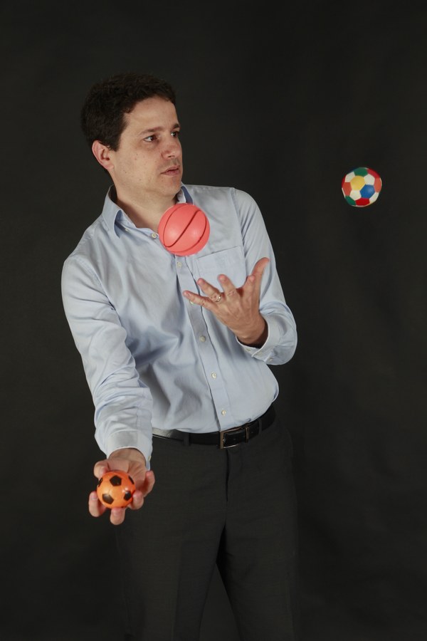 Tsahi Levent-Levi juggling three balls